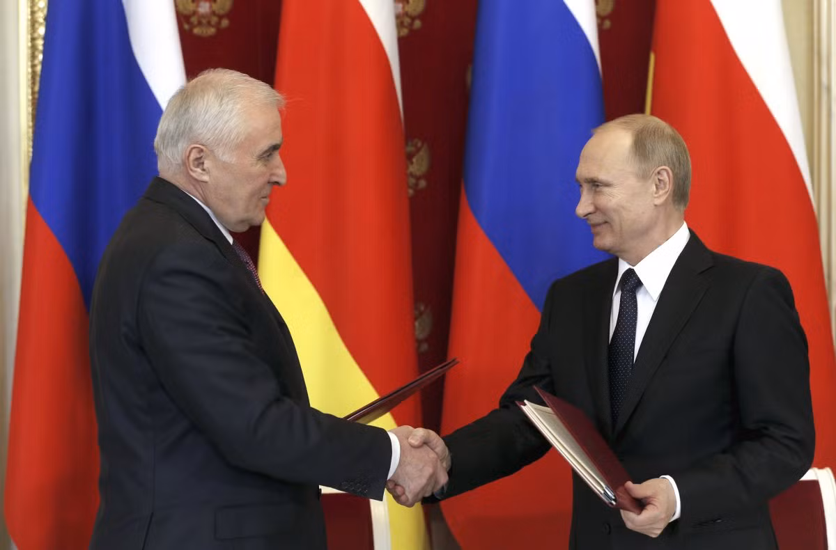 Tổng thống Putin vừa ký kết hiệp ước an ninh với lãnh đạo chính quyền Nam Ossetia, Leonid Tibilov.