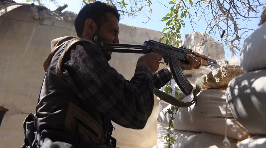 Một tay súng nổi dậy Syria. Ảnh RT Một tay súng nổi dậy Syria. Ảnh RT