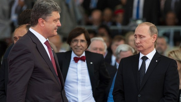 Tổng thống Ukraine Petro Poroshenko (trái) và Tổng thống Nga Vladimir Putin (phải). Tổng thống Ukraine Petro Poroshenko (trái) và Tổng thống Nga Vladimir Putin (phải).