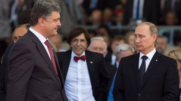 Tổng thống Ukraine Petro Poroshenko (trái) và Tổng thống Nga Vladimir Putin (phải).