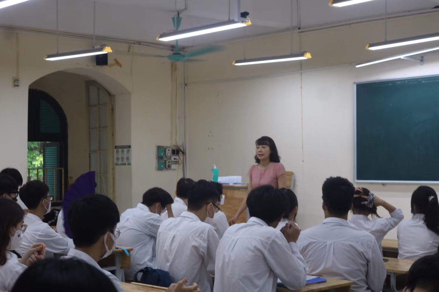 Nhiều khó khăn khi triển khai chương trình mới đối với lớp 10. Ảnh minh họa: Trần Lý