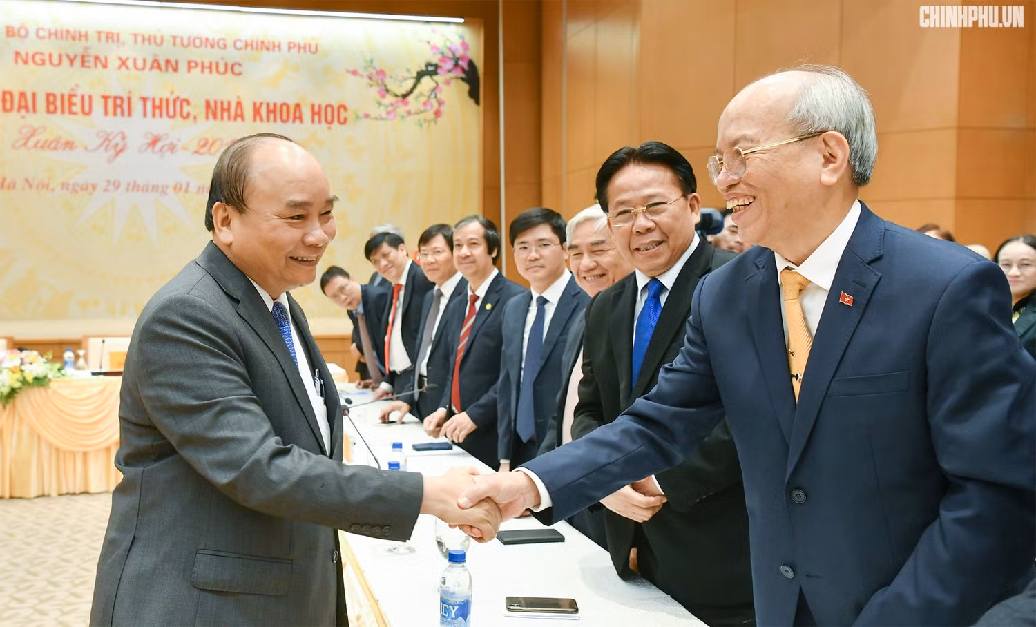 Thủ tướng gặp gỡ các đại biểu trí thức, nhà khoa học. Ảnh: VGP