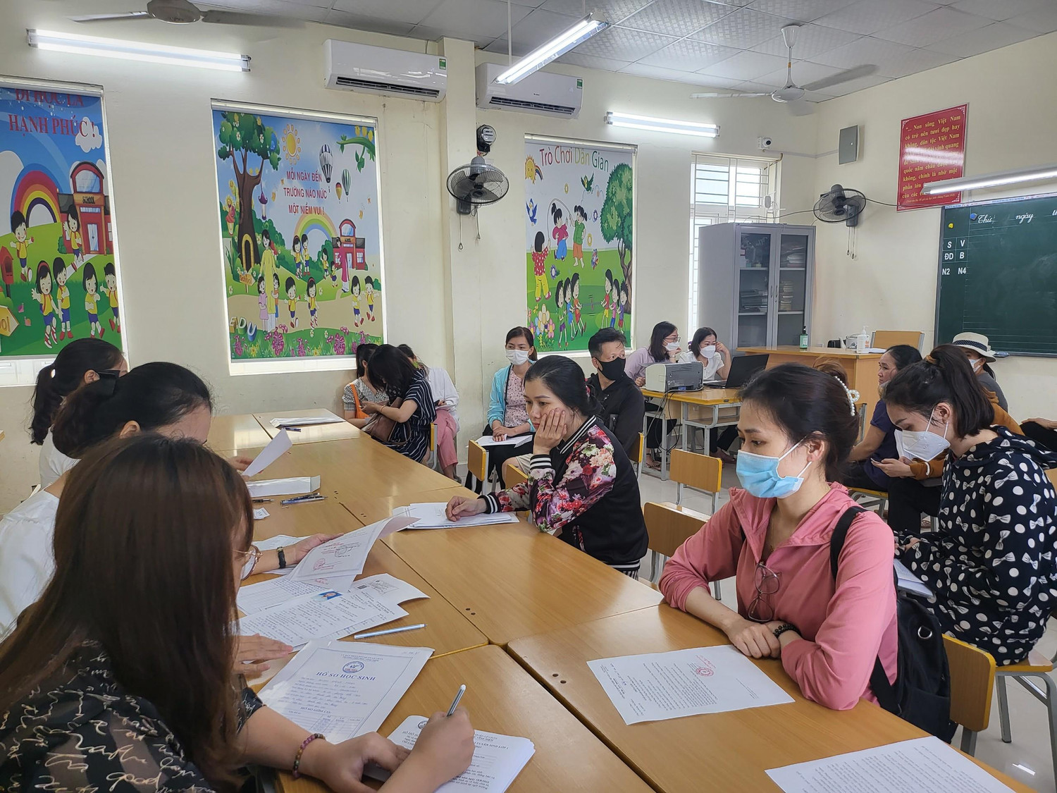 Năm học 2022-2023 chưa kết thúc nhưng tại một số trường ở Hải Phòng đã "nóng" việc tuyển sinh đầu cấp (Ảnh: Diệu Anh)