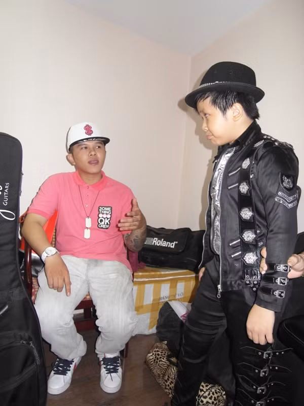 Cậu bé vừa tập nhảy, vừa liếng thoắng nói chuyện với Mr.T. Cậu bé vừa tập nhảy, vừa liếng thoắng nói chuyện với Mr.T.