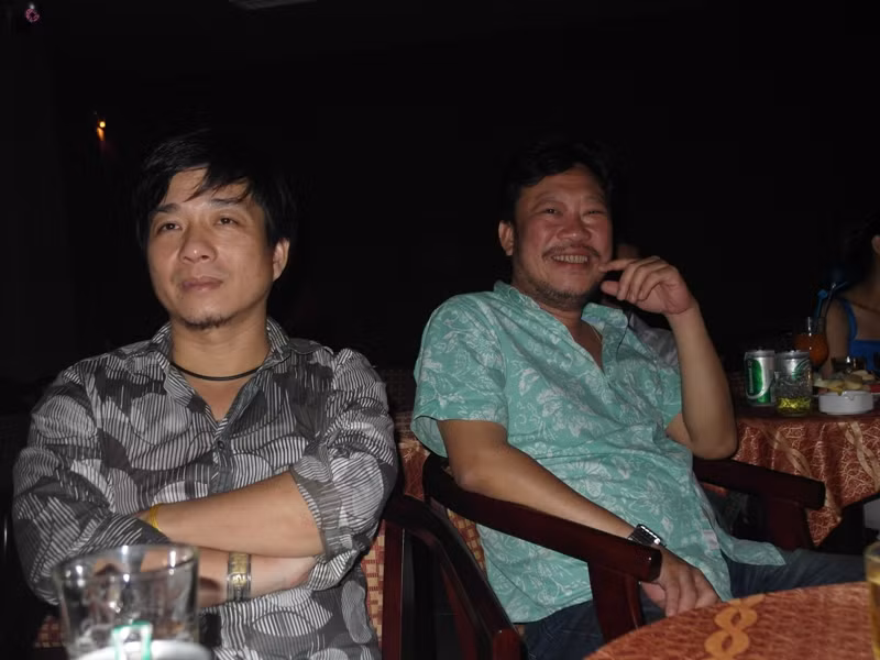Trong hàng ghế khán giả còn có đạo diễn Đoàn Minh Tuấn và ông chủ phòng trà Da Vàng, nhạc sĩ Lê Quang. Trong hàng ghế khán giả còn có đạo diễn Đoàn Minh Tuấn và ông chủ phòng trà Da Vàng, nhạc sĩ Lê Quang.