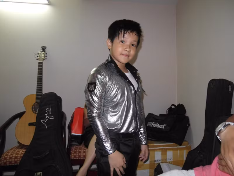 Chú bé 11 tuổi Đăng Khoa rất bận rộn trong hậu trường, chuẩn bị cho các tiết mục “Michael Jackson” của mình. Chú bé 11 tuổi Đăng Khoa rất bận rộn trong hậu trường, chuẩn bị cho các tiết mục “Michael Jackson” của mình.