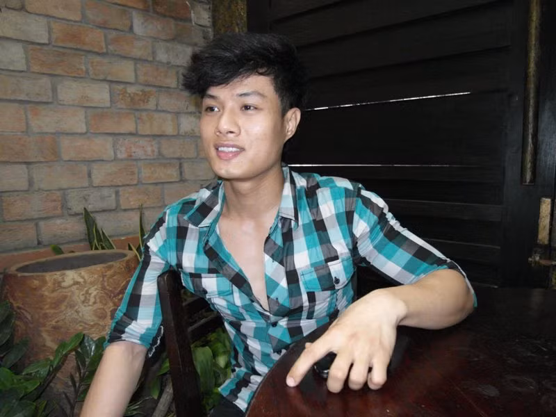 Chuyên viên trang điểm Phú Nguyễn cho rằng mình rất sốc khi hay tin người mẫu Hồng Hà bị công an bắt vì tội bán dâm Chuyên viên trang điểm Phú Nguyễn cho rằng mình rất sốc khi hay tin người mẫu Hồng Hà bị công an bắt vì tội bán dâm