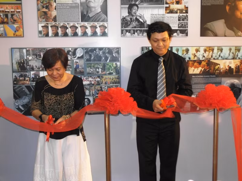 Nhiếp ảnh gia Nguyễn Á và đạo diễn Việt Linh cắt băng khai mạc buổi triển lãm. Anh cho biết: “Tôi tổ chức cuộc triển lãm này là để tôn vinh sự cống hiến của 300 vị thuộc nhiều lĩnh vực, với mong muốn họ là những tấm gương sáng cho giới trẻ học tập”.