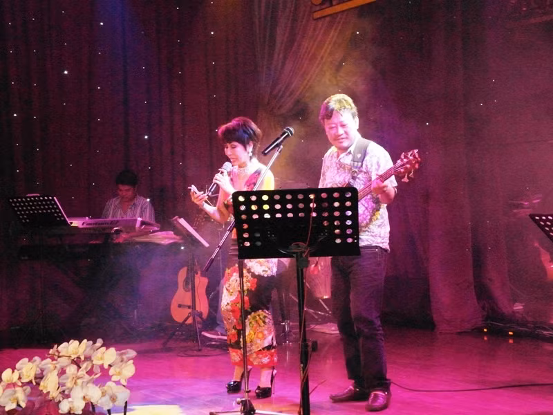 Trước sự nhiệt tình của Khánh Hà, đích thân ông chủ phòng trà Da Vàng - nhạc sĩ Lê Quang đã bước lên sân khấu, ôm guitar đệm đàn cho chị hát. Trước sự nhiệt tình của Khánh Hà, đích thân ông chủ phòng trà Da Vàng - nhạc sĩ Lê Quang đã bước lên sân khấu, ôm guitar đệm đàn cho chị hát.