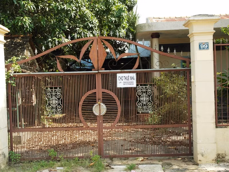 Cánh cửa sắt im lìm của ngôi biệt thự hoang vắng, cùng tấm biển "cho thuê nhà". Cánh cửa sắt im lìm của ngôi biệt thự hoang vắng, cùng tấm biển "cho thuê nhà".