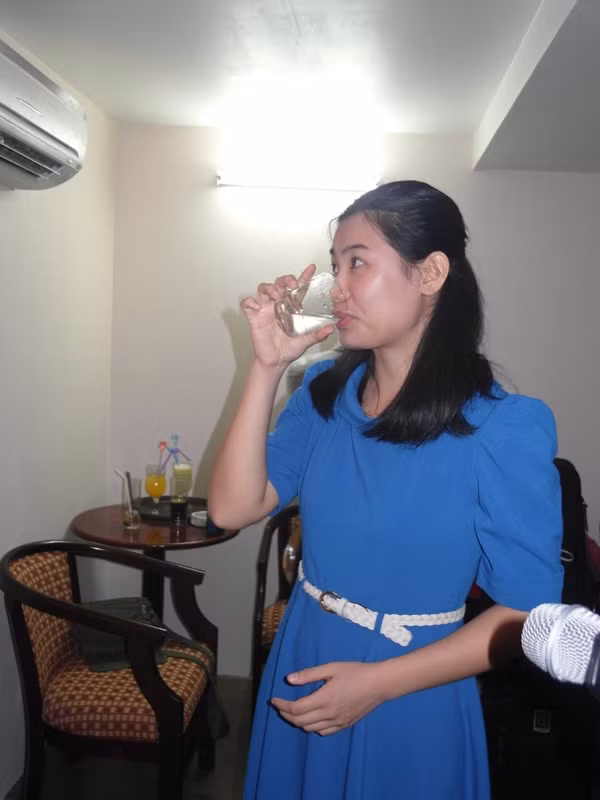 Hương Thảo tranh thủ uống nước, lấy giọng trước giờ biểu diễn. Hương Thảo tranh thủ uống nước, lấy giọng trước giờ biểu diễn.