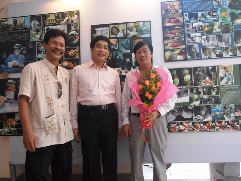 Từ trái sang: NS nhiếp ảnh Thái Phiên, bác sĩ Nguyễn Hoàng Bắc, NS nhiếp ảnh Duy Anh.