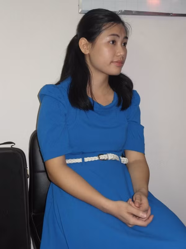 Trong khi các “đồng nghiệp nhí” liếng thoắng, quậy tưng hậu trường, Hương Thảo ngồi lặng lẽ. Cô rất dịu dàng và ý tứ trong mọi cử chỉ. Trong khi các “đồng nghiệp nhí” liếng thoắng, quậy tưng hậu trường, Hương Thảo ngồi lặng lẽ. Cô rất dịu dàng và ý tứ trong mọi cử chỉ.