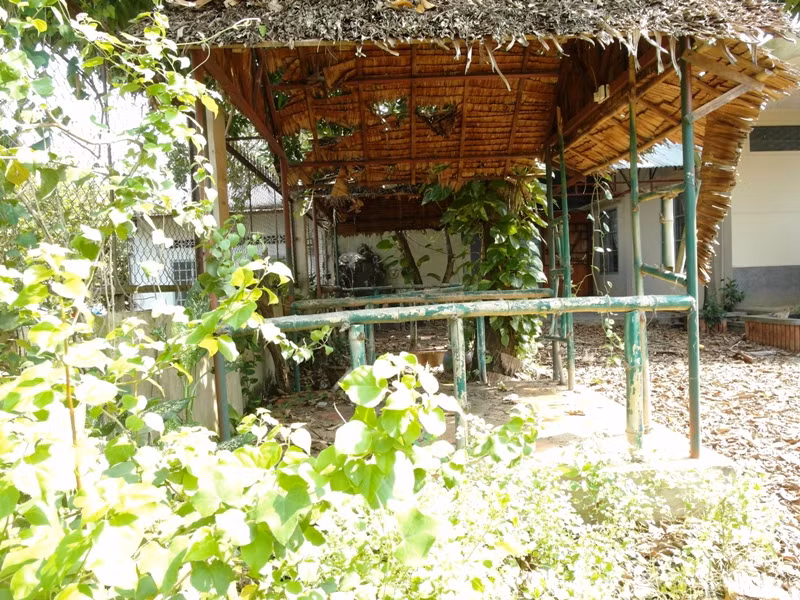 Khung cảnh hoang vắng bên trong ngôi biệt thự, nơi từng gắn bó với thời thơ ấu của Á hậu Hoàng My. Khung cảnh hoang vắng bên trong ngôi biệt thự, nơi từng gắn bó với thời thơ ấu của Á hậu Hoàng My.