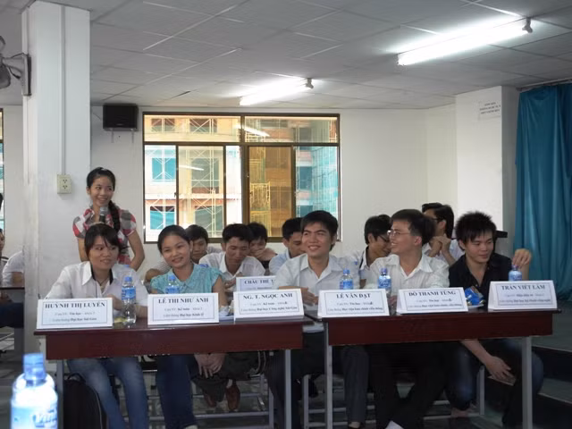 Các cựu sinh viên lớp trước đã tận tình chia sẻ với các đàn em những thắc mắc về liên thông Đại học.