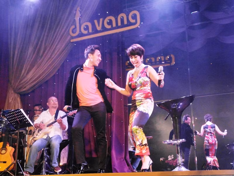 Sau đó, Khánh Hà cũng mời Trấn Thành lên sân khấu hát cùng liên khúc của các nhạc sĩ Diệu Hương. Đặc biệt, trong ca khúc Mambo Italiano, Trấn Thành đã cùng đàn chị “khuấy đảo” sân khấu một cách ăn nhịp, tạo phấn khích cho khán giả. Sau đó, Khánh Hà cũng mời Trấn Thành lên sân khấu hát cùng liên khúc của các nhạc sĩ Diệu Hương. Đặc biệt, trong ca khúc Mambo Italiano, Trấn Thành đã cùng đàn chị “khuấy đảo” sân khấu một cách ăn nhịp, tạo phấn khích cho khán giả.