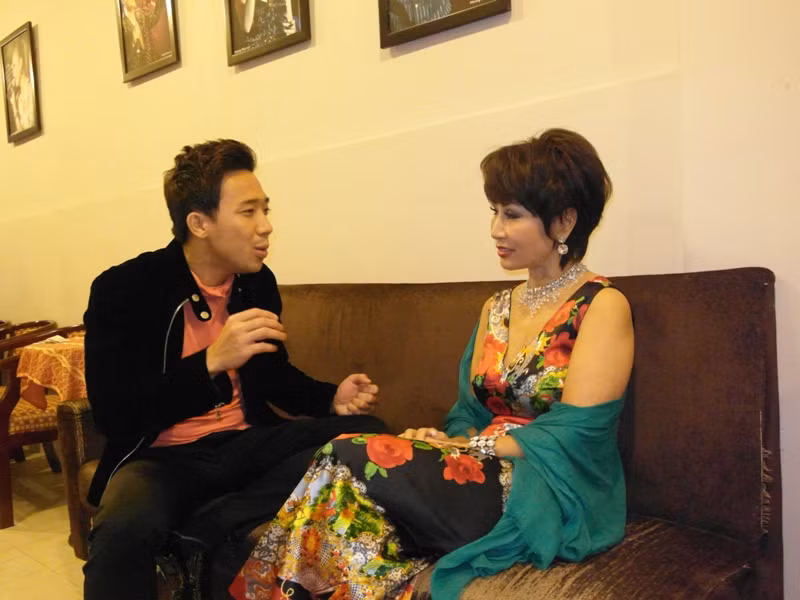 Khánh Hà hỏi Trấn Thành: “Chị nghe đồn là Trấn Thành bây giờ nổi tiếng ở Việt Nam lắm rồi phải không?” Khánh Hà hỏi Trấn Thành: “Chị nghe đồn là Trấn Thành bây giờ nổi tiếng ở Việt Nam lắm rồi phải không?”