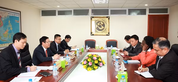 Cuộc trao đổi với Trưởng ban Kinh tế TƯ Vương Đình Huệ ngày 9/4 và bà Victoria Kwakwa Cuộc trao đổi với Trưởng ban Kinh tế TƯ Vương Đình Huệ ngày 9/4 và bà Victoria Kwakwa