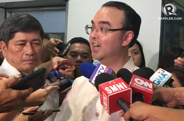 Tân Ngoại trưởng Philippines Alan Peter Cayetano phát biểu với báo giới về COC, ảnh: Rappler. Tân Ngoại trưởng Philippines Alan Peter Cayetano phát biểu với báo giới về COC, ảnh: Rappler.