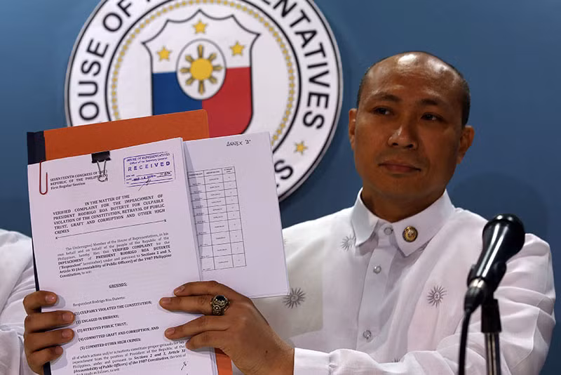 Nhà lập pháp Gary Alejano và bản sao đơn kiện Tổng thống Rodrigo Duterte, ảnh: Philstar.