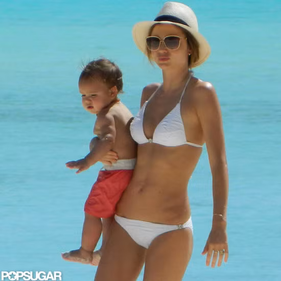 Vợ chồng Miranda Kerr - Orlando Bloom và con trai đi du lịch ở bãi biển Bora Bora, Pháp vào tuần trước