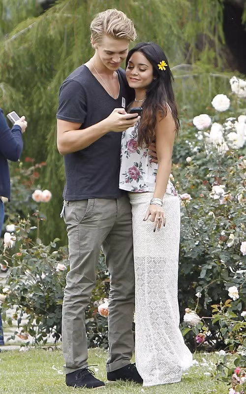 Ngôi sao bộ phim “High school musical” Vanessa Hudgens đi chơi cùng bên bồ trẻ trong tiết trời mùa xuân ở Thư quán và Bảo tàng Huntington tại thành phố San Marino, California