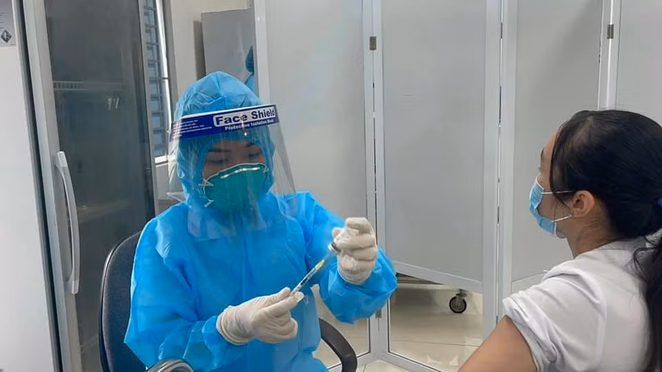 Các cán bộ, nhân viên y tế nữ được tiêm vaccine Các cán bộ, nhân viên y tế nữ được tiêm vaccine