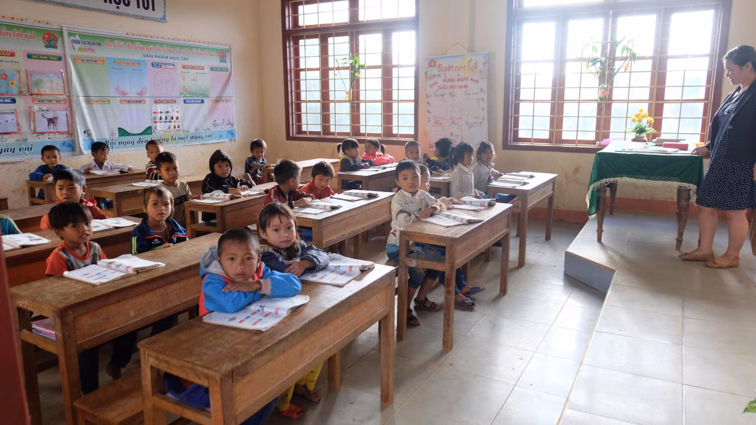 Một giáo viên dạy nhiều trường khó có thể áp dụng với miền núi, vùng khó khăn. Ảnh: LC