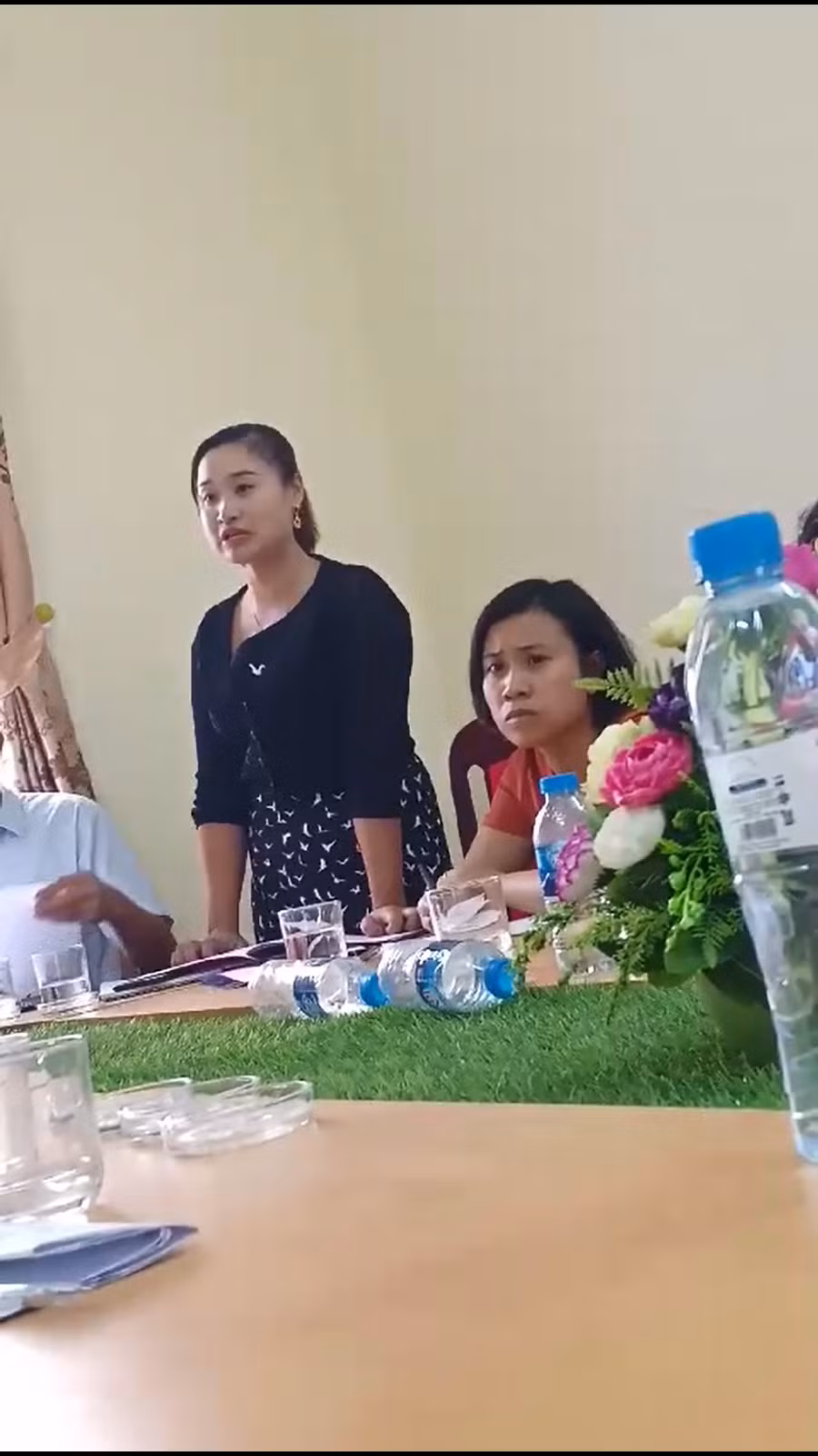 Quy trình bổ nhiệm của bà Nhung có đúng với quy định của ngành Giáo dục? (Bà Nhung là người đứng. Ảnh chụp từ clip phụ huynh cung cấp)