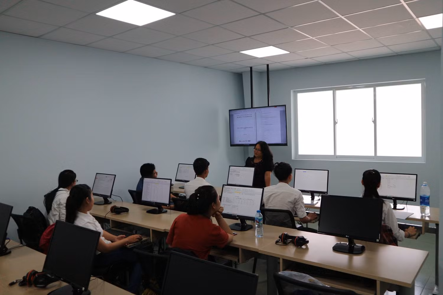 Nghề dạy ở đại học có phải chỉ đáp ứng bằng cấp chuyên môn là đủ? (ảnh: iuhers)