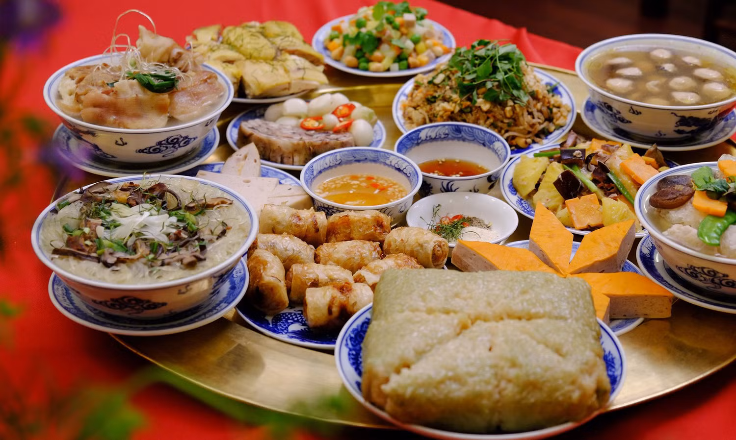 Bữa ăn ngày tết được đảm bảo an toàn. Bữa ăn ngày tết được đảm bảo an toàn.