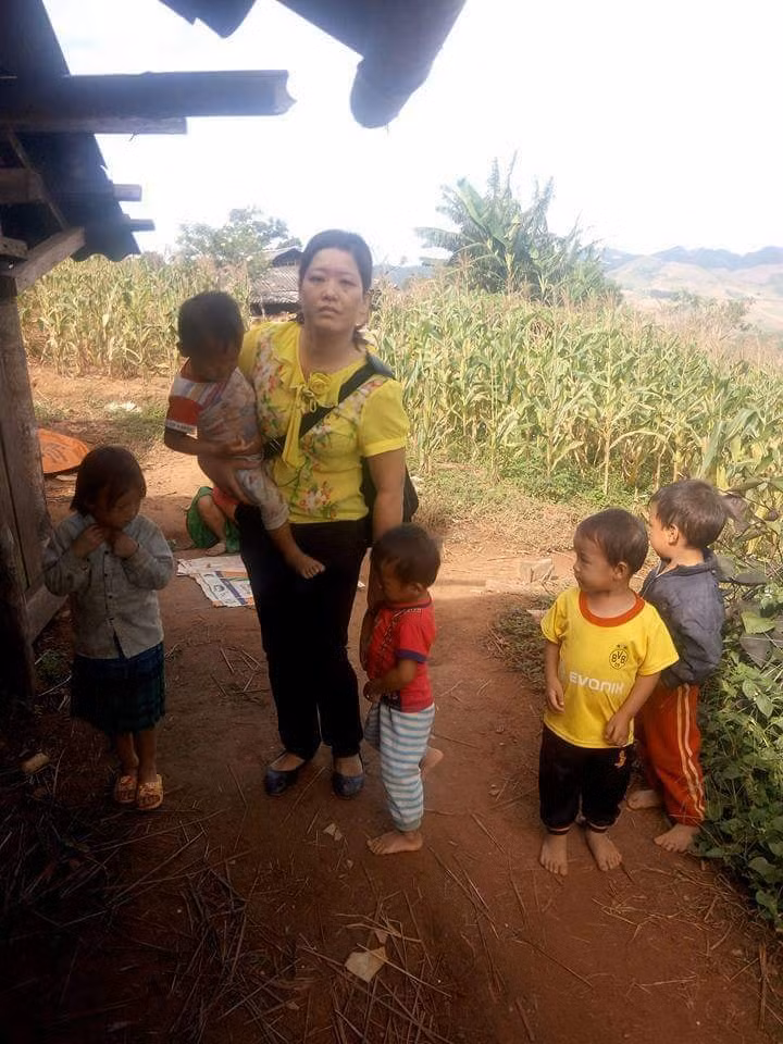 Cô giáo Hương Giang với những học trò vùng khó. (Ảnh: NVCC)