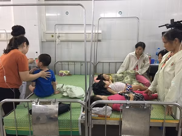 Các bệnh nhân nhi đang được gia đình chăm sóc. ảnh: Kinh tế đô thị.