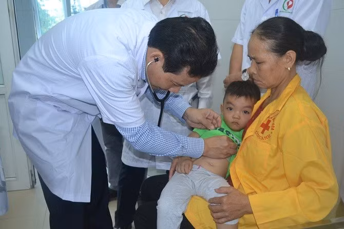 Các nạn nhân đang được cơ quan chức năng tích cực thăm khám. (Ảnh: Sở Y tế Hà Nội)