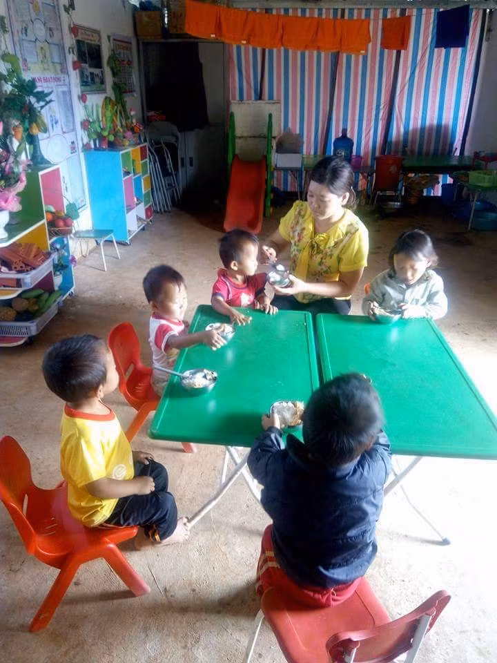 Lo từng miếng ăn, giấc ngủ cho học trò. (Ảnh: NVCC)