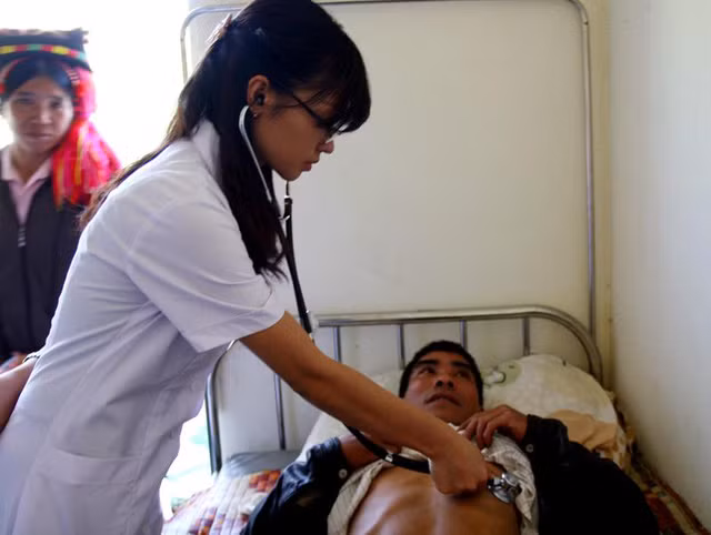 Bác sĩ trẻ khám bệnh cho đồng bào biên giới. (Ảnh: CT) Bác sĩ trẻ khám bệnh cho đồng bào biên giới. (Ảnh: CT)