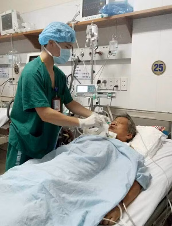 Điều dưỡng viên Hiếu đang chăm sóc bệnh nhân. (Ảnh: VNN)