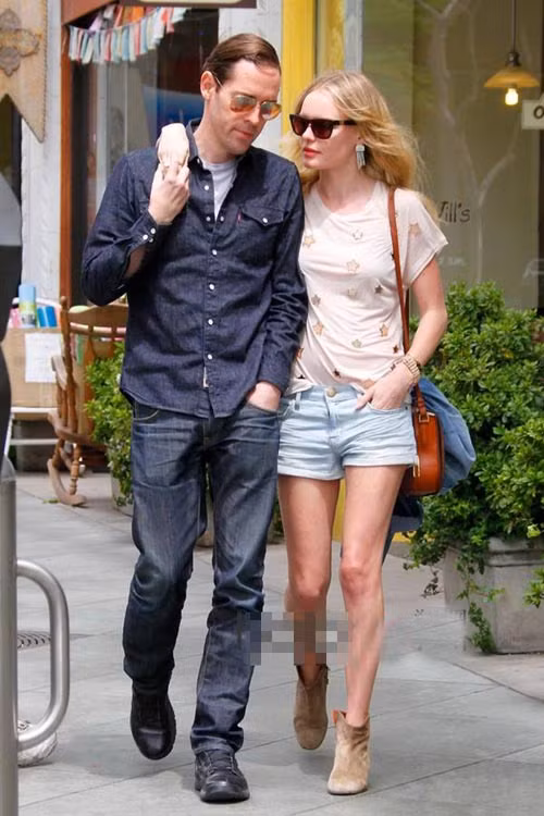 Kate Bosworth có một sự kết hợp khá đơn giản. Đôi boot ngắn cổ làm nên cá tính. Xem thêm: Váy xẻ tà - "công cụ" đắc lực giúp Sao khoe dáng chuẩn, chân thon Kate Bosworth có một sự kết hợp khá đơn giản. Đôi boot ngắn cổ làm nên cá tính. Xem thêm: Váy xẻ tà - "công cụ" đắc lực giúp Sao khoe dáng chuẩn, chân thon