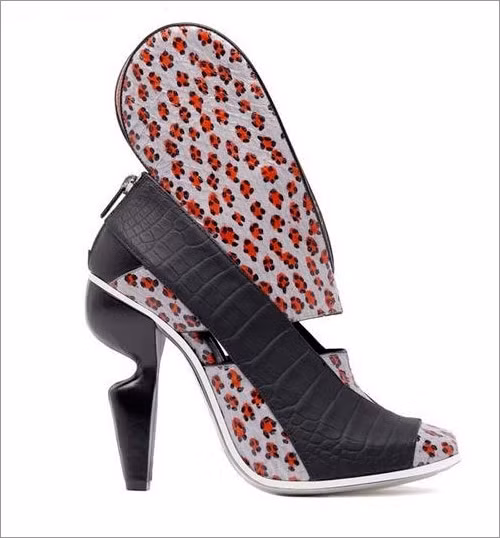 Balenciaga khiến các cô gái cá tính rất thích thú với mẫu giầy độc đáo.