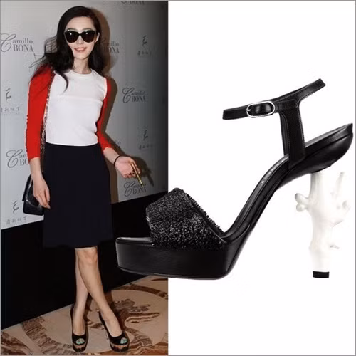 Ngôi sao thời trang Phạm Băng Băng xinh tươi trên đôi sandal cao gót với đế biến tấu hình nhánh san hô rất xinh xắn của Chanel.