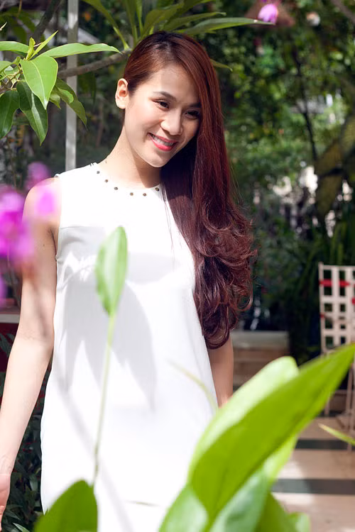 Màu trắng nhẹ nhàng, váy không tay được Thái Hà chọn lựa cho ngày cuối tháng 7.