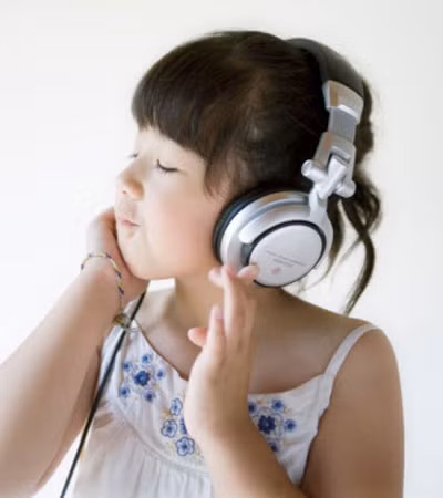 Nghe nhạc: Âm nhạc giúp làm giảm căng thẳng, cũng đồng thời hỗ trợ việc kiểm soát cân nặng khá hiệu quả. Chúng giúp bạn cảm thấy hạnh phúc hơn, vận động nhiều hơn và làm giảm cảm giác thèm ăn. Khi vừa ăn vừa thưởng thức những âm thanh nhẹ nhàng sẽ khiến cho bạn cảm thấy thư giãn, nhai chậm hơn, cải thiện quá trình trao đổi chất và tiêu hóa. Xem thêm: Những lợi ích bất ngờ của quả lựu đối với sức khỏe