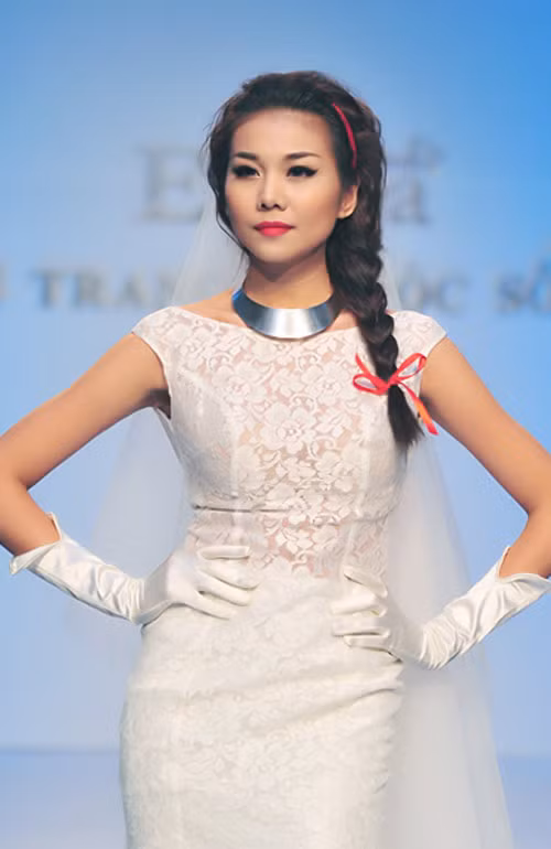 Xem thêm:Tóc búi yêu kiều cho cô dâu tóc ngắn