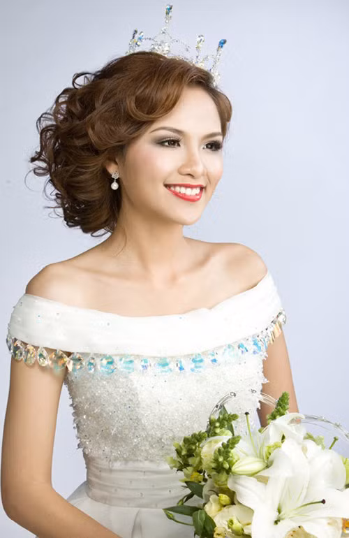 Trong khi đó, Ngân Khánh, Hương Giang và Diễm Hương kiêu sa với tóc tết vương miện. Xem thêm:Tóc búi yêu kiều cho cô dâu tóc ngắn