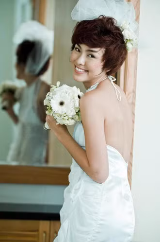 Gương mặt trái xoan như Tăng Thanh Hà để kiểu tóc phồng, xoăn nhẹ hay tóc ngắn đều rất cuốn hút, xinh đẹp. Xem thêm:Tóc búi yêu kiều cho cô dâu tóc ngắn