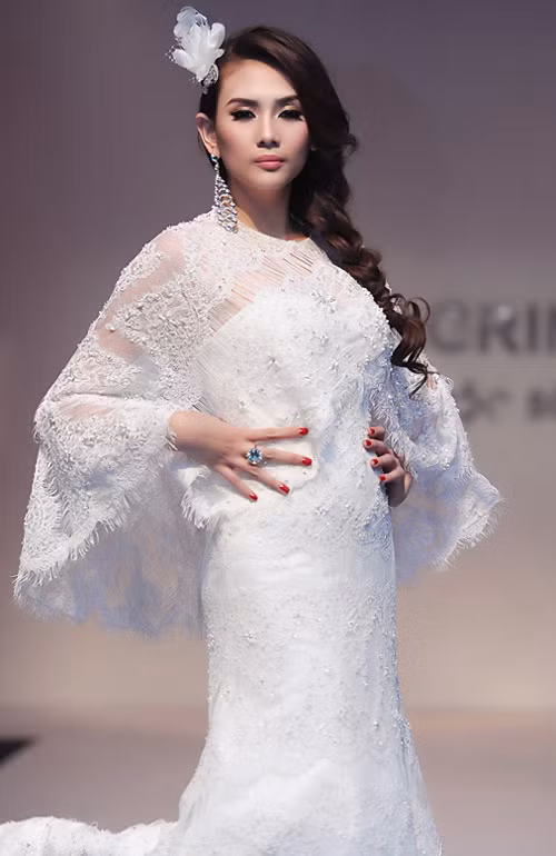 Ngọc Quyên, Hoàng Yến dịu dàng cùng tóc tết. Xem thêm:Tóc búi yêu kiều cho cô dâu tóc ngắn