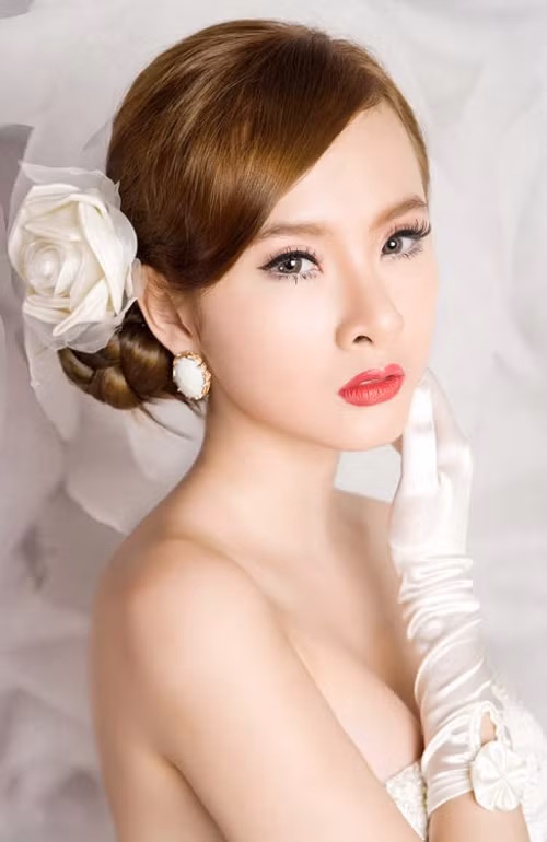 Kiểu tóc tết búi khiến Angella Phương Trinh cứng cáp, kiêu kỳ và sexy. Xem thêm:Tóc búi yêu kiều cho cô dâu tóc ngắn