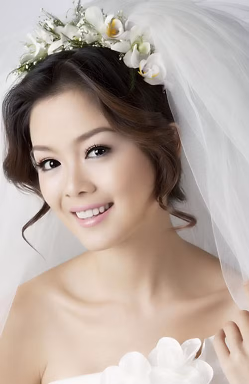 Xem thêm:Tóc búi yêu kiều cho cô dâu tóc ngắn