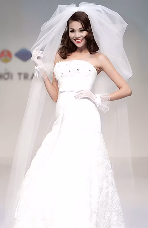 Tóc xoăn bồng bềnh khiến cô dâu Thanh Hằng quyến rũ, gợi cảm. Xem thêm:Tóc búi yêu kiều cho cô dâu tóc ngắn