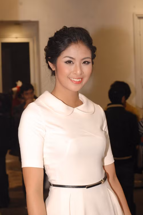 Ngọc Hân rạng ngời với chiếc váy ngắn có cổ.